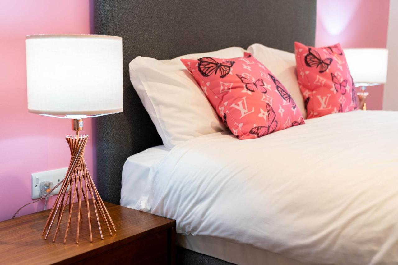 Maevela Apartments ☆ Pink Luxury Apartment With Balcony - Birmingham City Centre - 5 Min Walk From Bullring, Cube, Mailbox, New Street Station - Free Netflix & Wifi Zewnętrze zdjęcie