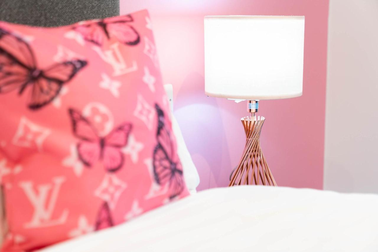 Maevela Apartments ☆ Pink Luxury Apartment With Balcony - Birmingham City Centre - 5 Min Walk From Bullring, Cube, Mailbox, New Street Station - Free Netflix & Wifi Zewnętrze zdjęcie