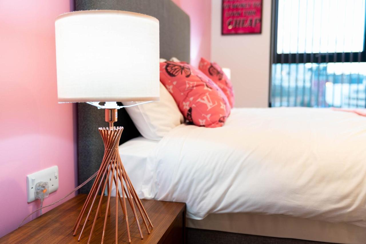 Maevela Apartments ☆ Pink Luxury Apartment With Balcony - Birmingham City Centre - 5 Min Walk From Bullring, Cube, Mailbox, New Street Station - Free Netflix & Wifi Zewnętrze zdjęcie